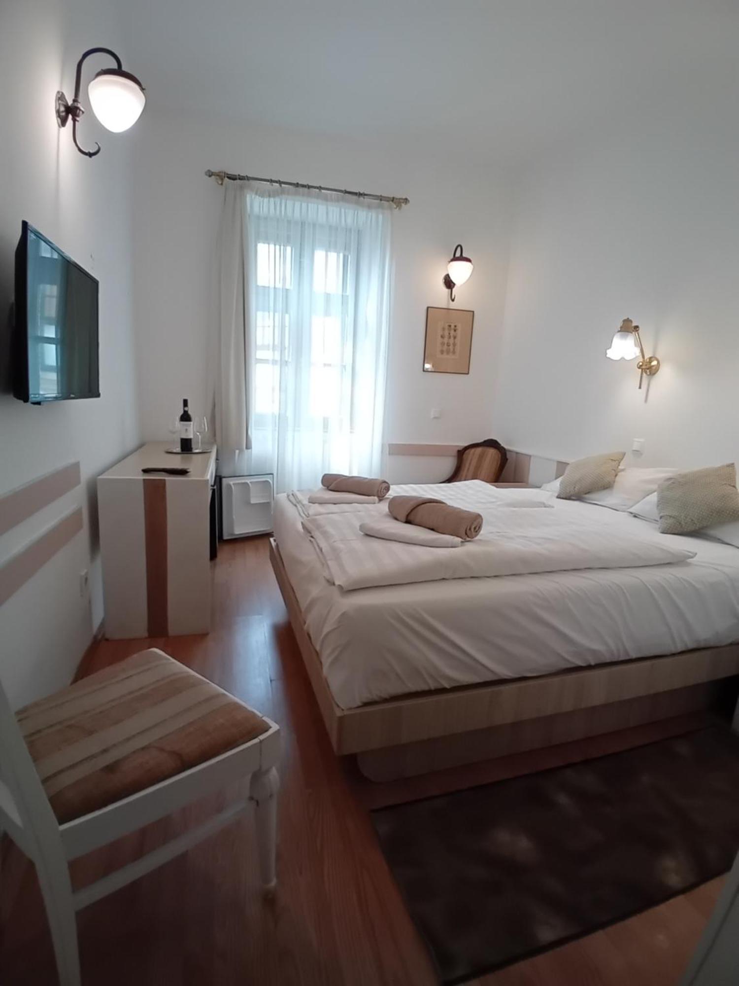 Senator Haz Hotel Eger Ngoại thất bức ảnh