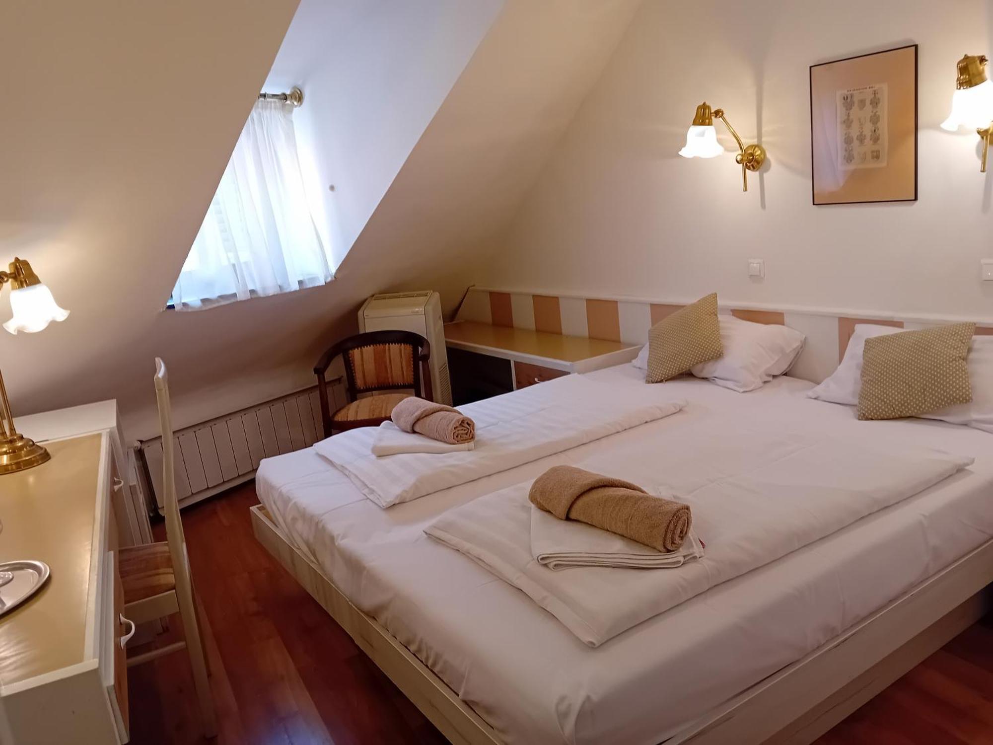 Senator Haz Hotel Eger Ngoại thất bức ảnh