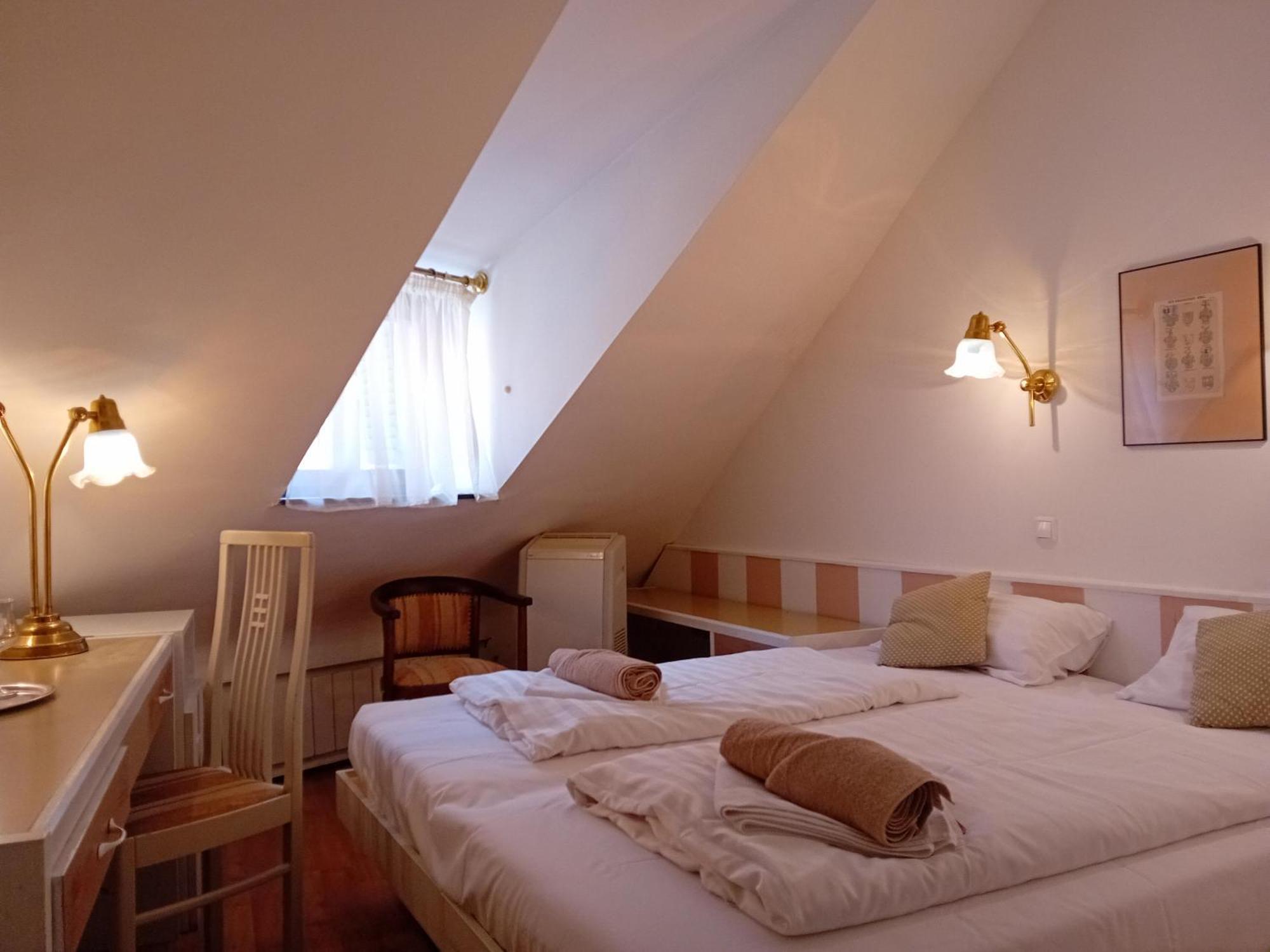 Senator Haz Hotel Eger Ngoại thất bức ảnh