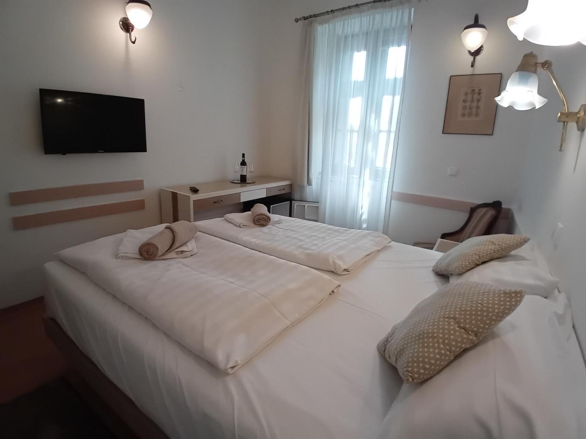 Senator Haz Hotel Eger Ngoại thất bức ảnh