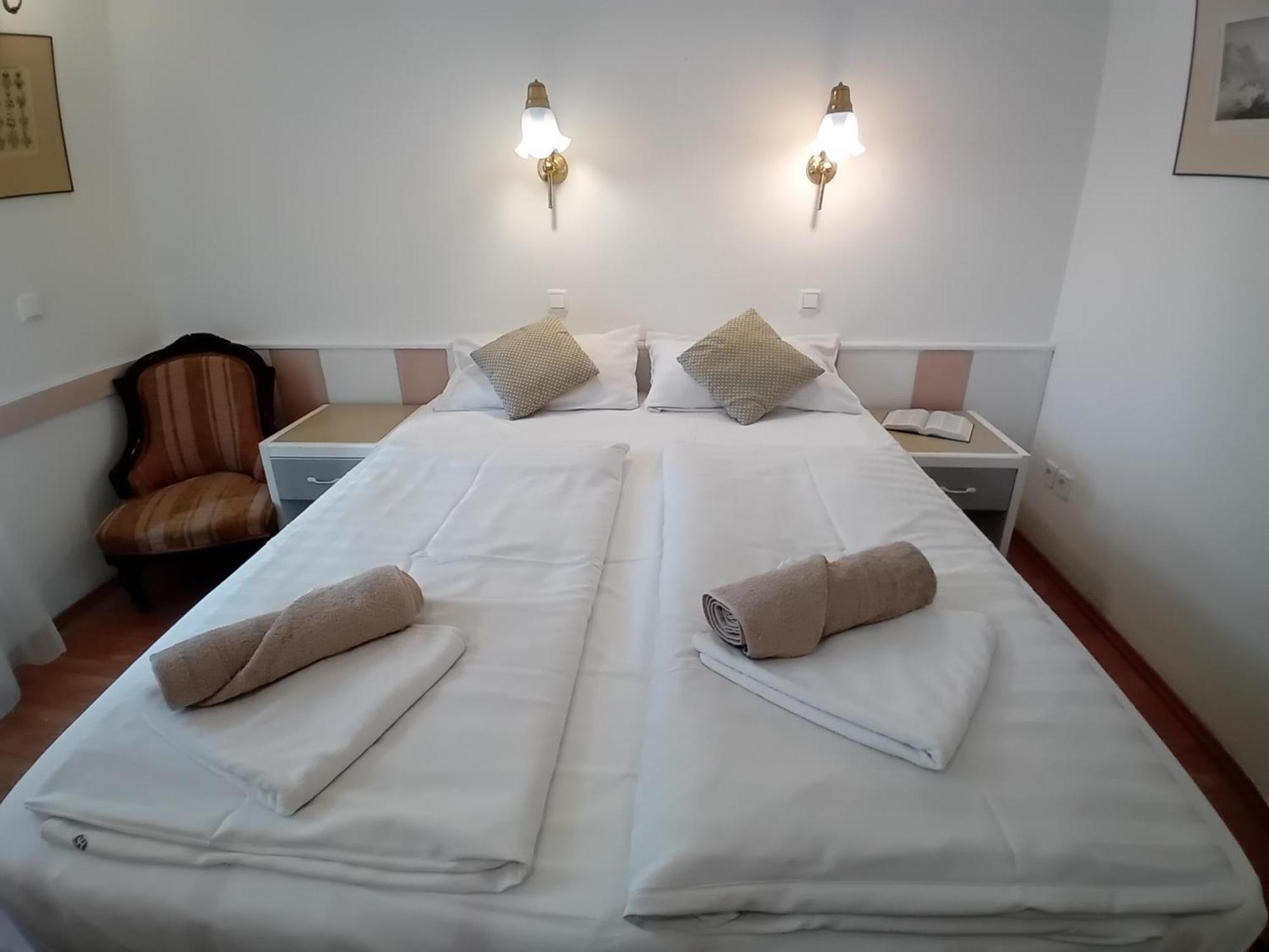 Senator Haz Hotel Eger Ngoại thất bức ảnh