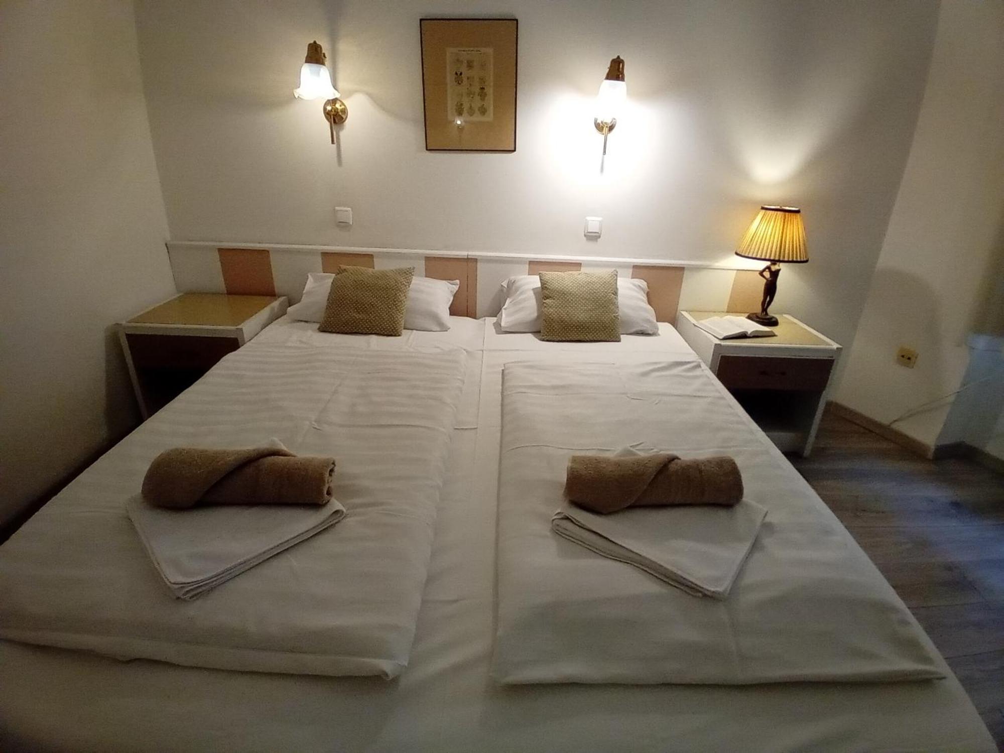 Senator Haz Hotel Eger Ngoại thất bức ảnh