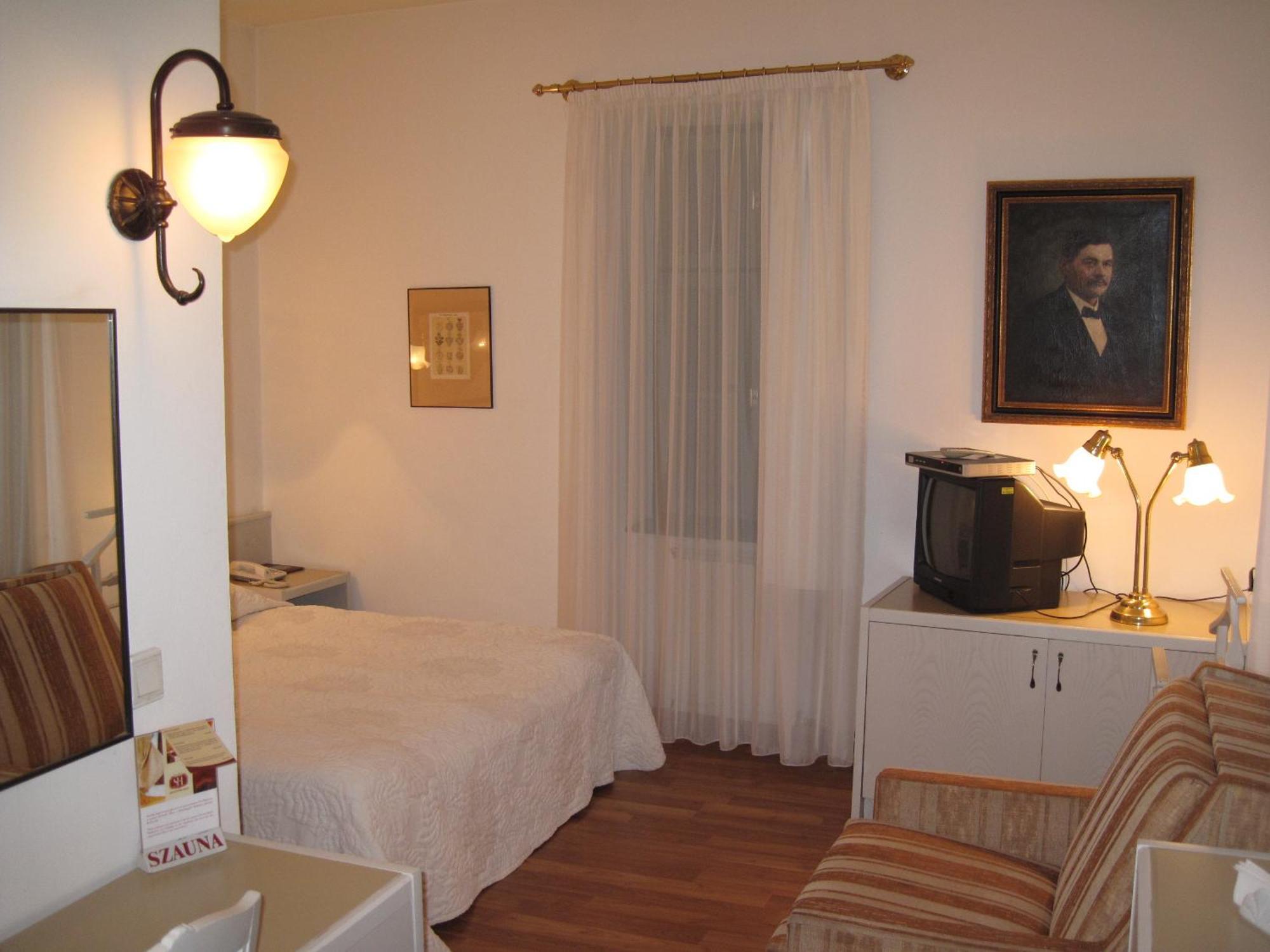 Senator Haz Hotel Eger Ngoại thất bức ảnh