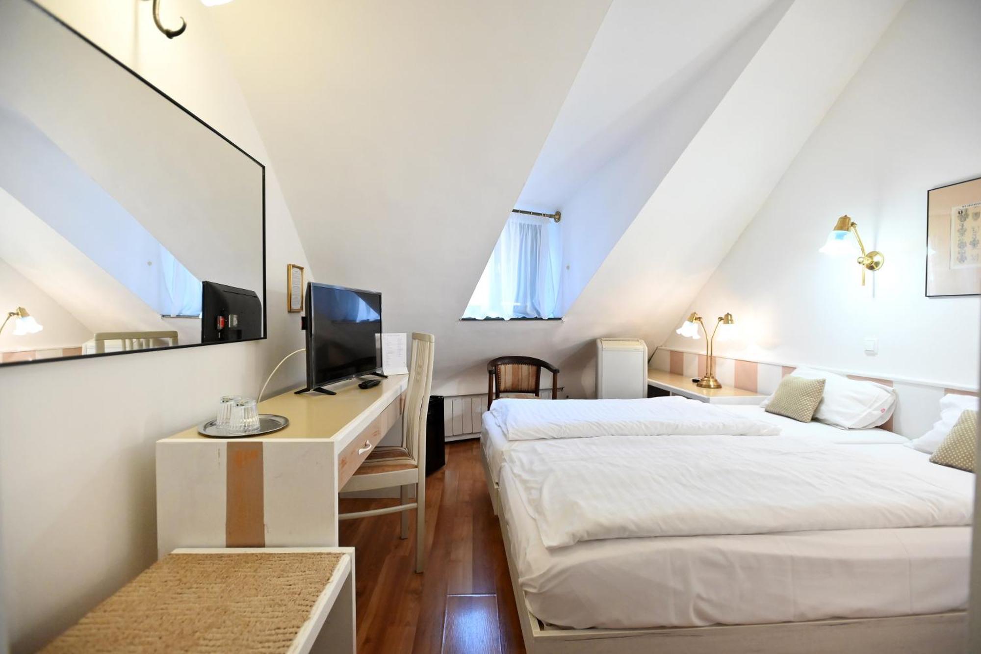 Senator Haz Hotel Eger Ngoại thất bức ảnh
