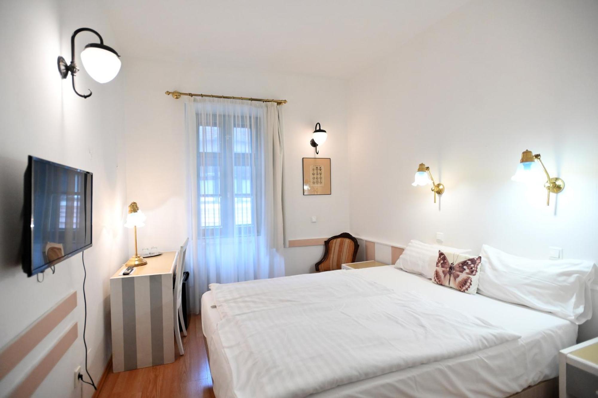 Senator Haz Hotel Eger Ngoại thất bức ảnh