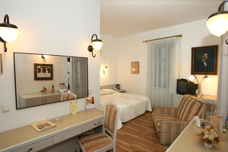 Senator Haz Hotel Eger Ngoại thất bức ảnh