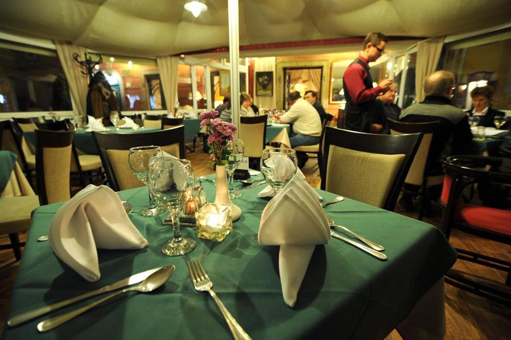 Senator Haz Hotel Eger Ngoại thất bức ảnh